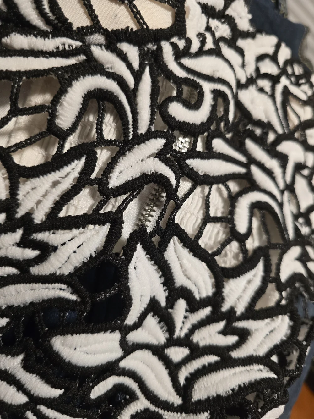 Carmin Black White Lace Crop Top Floral‎ Embroidered Bustier Size Medium